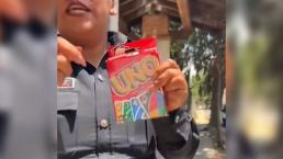 Policías intentan detener a chavos por jugar “Uno” en la vía Pública, en Edomex
