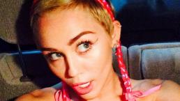Las peculiares medias rojas de Miley Cyrus 