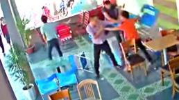 Se pelean en cafetería al estilo WWE | VIDEO