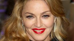 Madonna destapa seno a una de sus fans