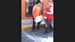 ‘Inspectores’ lo obligan a tirar el agua que vendía | VIDEO