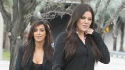 Hermanas Kardashian descubren a su mamá en la “cama” 