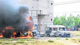 Colonos desquitan su furia, incendian camionetas