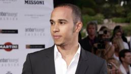 Lewis Hamilton cautiva con rap en la Fashion Week