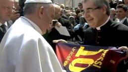 El Papa se mostró feliz con el regalo que le envió Messi