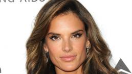 Alessandra Ambrosio hace candente topless