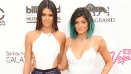 Kylie y Kendall Jenner se dan beso de lengua | VIDEO