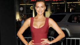 Irina Shayk provocativa y desnuda en el agua