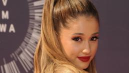 Ariana Grande se cae en plena presentación | VIDEO