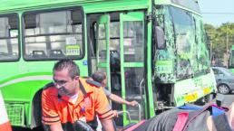 Choca camioneta vs Trolebús en Eje Central | VIDEO