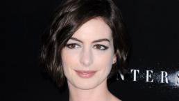 Anne Hathaway es criticada por negarle el saludo a periodista