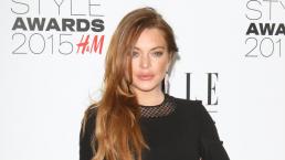 Lindsay Lohan muestra pecas en la regadera 