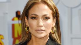 Jennifer Lopez enseña su 'piernón loco' | VIDEO