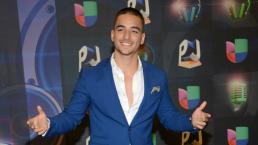 Tía de Maluma le agarra el 'paquete' 