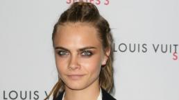 Cara Delevingne se 'toquetea' semidesnuda 