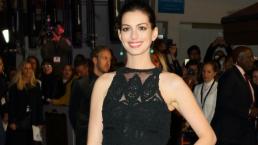 Anne Hathaway presume embarazo en bikini 