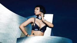 Nicki Minaj luce extravagante sostén de metal 