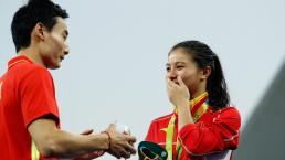 Río 2016: Clavadista china recibe sorpresiva petición en el podio
