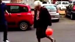 Abuela demuestra sus habilidades con el balón | VIDEO