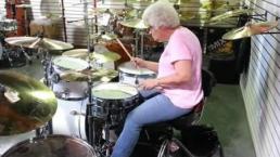 Abuela tocando batería 