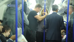 Dan 'arrimón' a reportera en el metro | VIDEO 