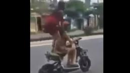 Chicas hacen peligrosa acrobacia en moto y caen | VIDEO