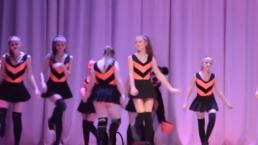 Adolescentes bailan “Twerking” en obra infantil | VIDEO
