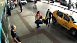 Mujer vende a su hija en aeropuerto | VIDEO