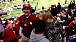 Mujer ataca a aficionados del equipo rival | VIDEO