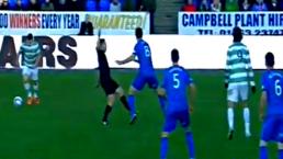 Futbolista derriba al árbitro de un empujón | VIDEO