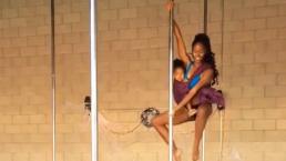 Hace pole dance mientras amamanta a su hija | VIDEO 