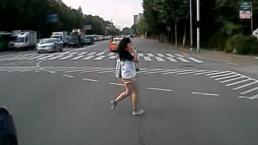 Mujer cruzando la calle con celular