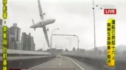 Avión se desploma y causa terror en Taiwán