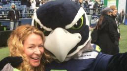 Mascota de la NFL causa polémica con una “selfie”