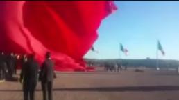 Bandera mexicana levanta y azota a un soldado 