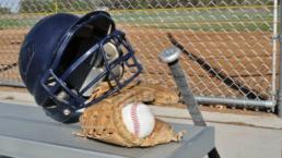 Casco, guante, bat, beisbol