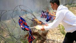 Palestinos llevan a cabo la quema de camisetas del FC Barcelona
