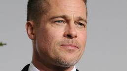 Brad Pitt es golpeado por un reportero en la alfombra roja | VIDEO