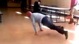 Maestro soprende a sus alumnos bailando break dance | VIDEO