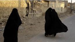 Hombres en burka por los derechos de la mujer