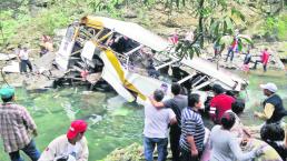 Autobús cae en un río, fallecen 20