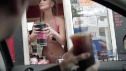 Chicas sirven café en topless | VIDEO 