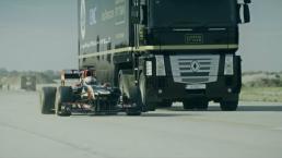 Camión salta un auto de carreras | VIDEO