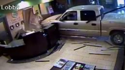 Destruye el lobby de un hotel con camioneta | VIDEO 
