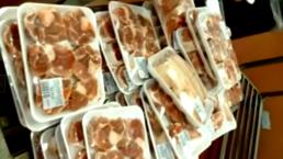Empleado reetiqueta carne caducada en México | VIDEO