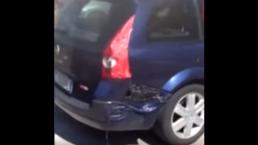 Auto se derrite por calor en la calle | VIDEO