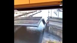 Cae con su carro de un puente por hacer ‘truco’ | VIDEO