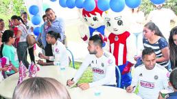 Jugadores del Guadalajara dan 'Chivaregalo'