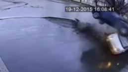Conductor derrapa en hielo y se estrella | VIDEO