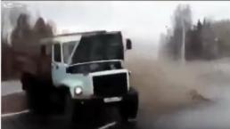 Mujer choca contra camión y sale ilesa | VIDEO
